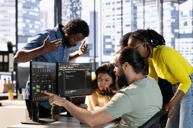 İş arkadaşları, performans ve doğruluk için makine öğrenme modellerini optimize etmek için beyin fırtınası yapıyor, deneyler yapıyor ve testler yapıyorlar. Meslektaşlar karmaşık yapay zeka verilerini analiz etmek için ofiste toplandılar