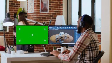 Afrikalı Amerikalı endüstriyel tasarımcı, dijital aletler ve çift monitörler kullanarak 3 boyutlu modeller ve izole edilmiş modeller üzerinde çalışıyor. Yaratıcılık ve tasarımda teknik uzmanlık tarafından yönetilen bir mühendis. Kamera B.