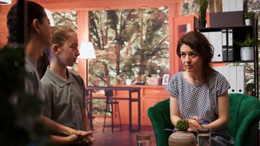 Gizli bir terapi seansında genç bir kız ve annesi kişisel sorunları ve uzmanlarla duygusal mücadeleleri tartışırlar. Terapist davranış terapisi için rehberlik eder. Kamera B.