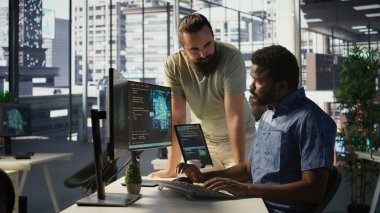 Verileri analiz edebilen yapay zeka öğrenme modelleri oluşturan programcının kaydettiği ilerlemeyi kontrol etmeye gelen bir yönetici. Takım lideri, yapay zeka programlama yapan adam, kamera B