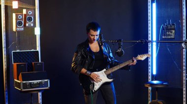 Vahşi kadın müzisyen, heavy metal titreşimleriyle çevrili bir bas gitarla sahneyi sallıyor. Rock yıldızı tavrı ve kendine güvenen cesur bir tarzı olan yaratıcı ve sinirli bir kadın. Kamera B.