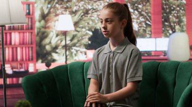 Terapi seansında duygusal sorunlarla boğuşan bir genç. Danışmanlık toplantısında ergenlik, zihinsel sağlık ve sosyal medyanın zihinsel refah üzerindeki etkisi ele alınıyor. Psikoterapi desteği. Kamera A.