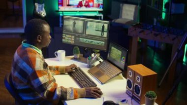 Videografi uzmanı, video montaj için yeni film klibi düzenliyor, post prodüksiyon ajansının serbest sözleşmesi üzerinde çalışıyor. Yaratıcı tasarımcı karşıtlığı araç çubuğu panelleri kullanarak ayarlıyor. Kamera B.