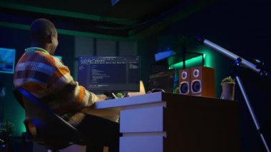 Programlama ve veri analizi için kişisel bilgisayar kullanan Afrika kökenli Amerikalı bir işçi. Evde çalışan erkek ağ uzmanı, bilgisayar üzerinde bilgi teknolojisi ve veri merkezini yönetiyor. Kamera B.