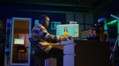 Sanat tasarımcısı, teknoloji endüstrisinde yaratıcı bir kariyerin esnekliğini temsil ederek ev ofisindeki fotoğraf rötuşlaması için gelişmiş araçlar kullanıyor. Proje düzenleme uzmanı. Kamera B.