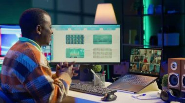 İnternetteki toplantı sırasında internet istatistikleri veya verileri hakkında konuşan Afrikalı Amerikalı bir adam. Freelancer sanal iletişim için teknolojiyi kullanıyor, uzaktan çalışıyor. Kamera A.