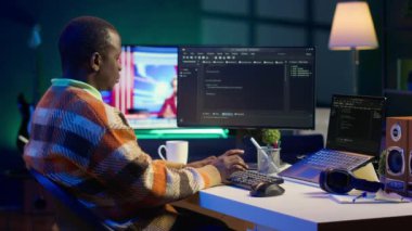 Merkez ofisteki programcı bilgisayarında kod yazarken böcekleri bulmaya odaklanıyor. Ekrana bakarken kaşlarını çatan, kod satırlarındaki hatalardan kafası karışmış Afrika kökenli bir bilişim yöneticisiydi. Kamera A.