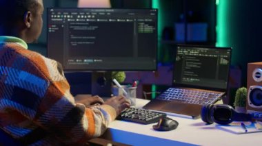 Siyah yazılım mühendisi bilgisayar ve siber güvenliğe karmaşık ikili kod senaryoları yazar. Tüketici verilerini korumak için programlama dilini kullanarak merkez ofisteki bilişim uzmanına telgraf çekmek. Kamera A.