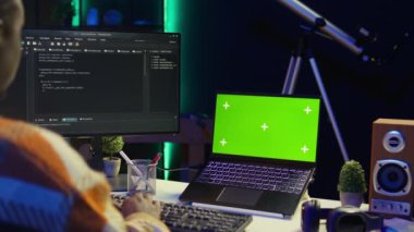 Uçbirim penceresindeki kopyalama alanının yanında yazılım optimizasyonunu yöneten sistem yöneticisi, html kodu eklemek için bilişim dili ile çalışıyor. Güvenliği yöneten serbest çalışan kodlayıcı. Kamera B.