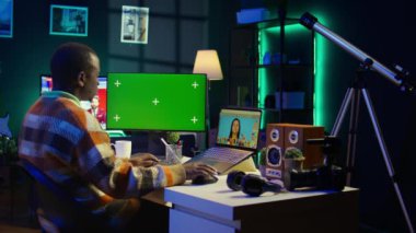 Yaratıcı bir sektörde uzaktan çalışan siyahi uzman fotoğraf editörü, imajları titizlikle düzenlemek için çift monitörlerdeki beceri ve yazılım araçlarını kullanıyor. Serbest rötuş projesi üzerinde çalışıyorum. Kamera B.