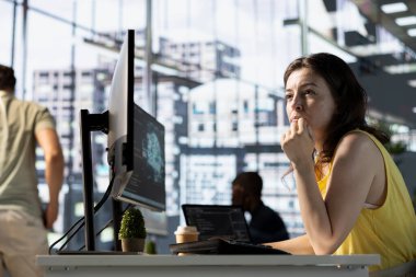 Veri bilimci derin öğrenim API 'leri geliştiriyor ve sürdürüyor karmaşık problemleri çözüyorlar. Ofis eğitiminde bilişim uzmanı dil işleme görevlerini yerine getirebilecek öngörücü modeller