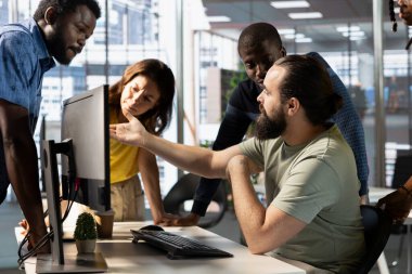 Ofisteki bilişim işçileri tartışıyorlar, beyin fırtınası yapıyorlar, bilgisayardaki internet iş belgelerine bakıyorlar. Şirket çalışanlarından oluşan bir ekip çalışma alanında tartışıyor, görevler yapıyor, iş yerinde üretken oluyor.