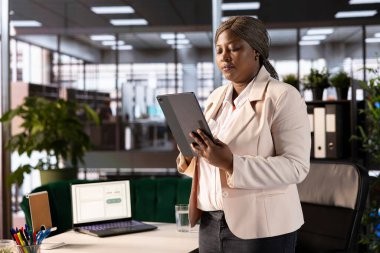 İş kadını, tablet kullanarak pazar payını ve karlılığı artırmak için satış stratejileri geliştiriyor ve uyguluyor. Yönetici, aygıt ekranındaki satış performans ölçümlerini ve eğilimleri izler ve analiz eder