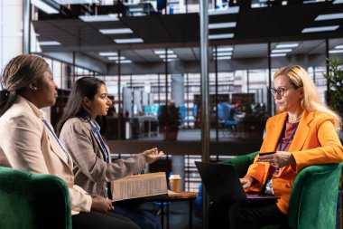 CEO 'lar ve yöneticiler iş projesi için gerekli malzemelere para harcıyorlar, şirketin gelişimi için online alışveriş yapıyorlar, çeşitli iş kadınları büyük başarı elde etmeye kararlı.