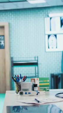 Teşhis araçları ve bilgisayar ekranı olan dikey Video Profesyonel Tıp Ofisi, modern endüstride sağlık danışmanlığı, tedavi ve tıbbi muayeneler için hazırlanmış bir alanı gözler önüne seriyor.