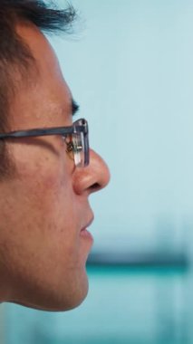 Dikey Görüntü Oftalmolojisti görüşü danışmanlık, teşhis araçları ve modern teknolojide optik ışık aracıyla inceliyor. Sağlık hizmetleri bürosunda optometri sorunları için tedavi gören hasta