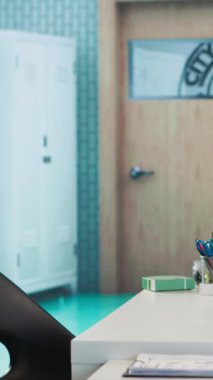 Dikey video doktoru röntgen görüntüleme ve laboratuvar sonuçlarını değerlendiriyor, hasta bir hastaya rapor vermek için hastane kayıtlarına bakıyor. Sağlık Uzmanı, iyileşme planını...