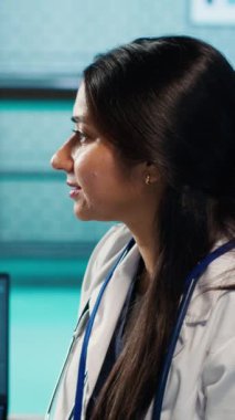 Dikey Görüntü Hindistanlı pratisyen hekimi ve hasta gelişmiş aletler ve röntgen sonuçları ile tarama yorumu için tıbbi konsültasyona girişir. Sağlık hizmetleri uygulamaları ve araştırmaları gösteriliyor