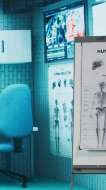 Teşhis araçları ve bilgisayar ekranı olan dikey Video Profesyonel Tıp Ofisi, modern endüstride sağlık danışmanlığı, tedavi ve tıbbi muayeneler için hazırlanmış bir alanı gözler önüne seriyor.