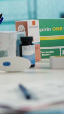 Dikey Video Geniş ve boş sağlık hizmetleri ofisi modern tıbbi ekipmanlarla, hasta bakımı ve tedavisi için tasarlandı. Muayenelerin önemini steteskopla vurgulamak.