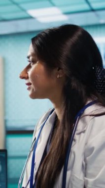 Dikey Görüntü Hindistanlı pratisyen hekimi ve hasta gelişmiş aletler ve röntgen sonuçları ile tarama yorumu için tıbbi konsültasyona girişir. Sağlık hizmetleri uygulamaları ve araştırmaları gösteriliyor