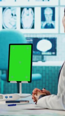 Dikey Video Uzmanı, kontrol ziyareti sırasında sağlık hizmeti teşhisi konan izole edilmiş görüntülerin yanında bir hastayla x ışını görüntülemesini tartışıyor. Doktor tedavi planını paylaşıyor ve...