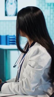 Dikey Video Hindistanlı doktor, tanı raporunu tartışmak için uzmanla bir video görüşmesine giriyor ve uzak video konferansında uzmandan ikinci bir görüş istiyor. Doktorlar çevrimiçi toplantı için
