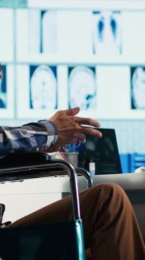 Dikey Video Hintli erkek hasta. Kronik özürlü. Bakanlar Kurulu 'ndaki bir doktorla tartışıyor. Sağlık hizmeti veren doktor, hasta adama profesyonel tavsiyelerde yardım ediyor.