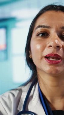 Dikey Görüntü Optimetristi, bir erkek hasta için teşhis aletleriyle görme yeteneğini inceliyor. Hintli sağlık hizmeti sağlayıcısı görme testi, göz tedavisi ve reçete seçenekleri konusunda danışmanlık yapar