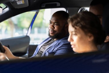 Satış elemanı müşteriler için test sürüşü yapıyor. Anlaşmayı sağlamlaştırmak için. Her satıştan komisyon ikramiyesi kazanıyorlar. Ajan tereddütlü müşterileri aracı kullanmalarına izin vererek satın almaya ikna ediyor.