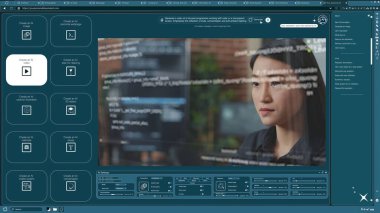 Yapay zeka yazılımı metni kadının kod satırlarını yazdığı videoya dönüştürüyor. Metinden video yapay zeka üretecine sözcükleri PC 'deki programcı kodlama klibine dönüştüren metin