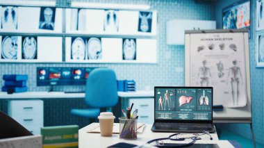 Profesyonel istişareler, röntgen taraması yorumları ve modern sağlık uygulamalarında hasta bakımı için hazırlanmış bilgisayar ve teşhis araçları olan boş bir tıbbi ofis. Klinik.