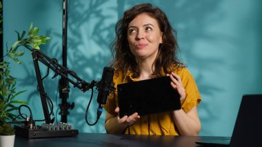 Marka sponsorluk videosundan bir tablet sunan teknoloji gurusu izleyicileri satın almaya teşvik ediyor. Teknoloji uzmanı, dijital cihazın reklamını yaparak pazarlamayı etkiledi, kamera A