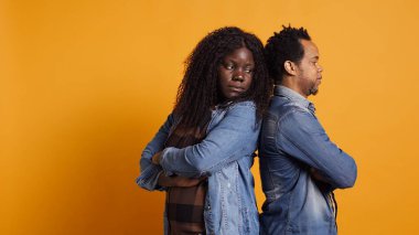 Uzaktan üzgün karı koca bir yanlış anlaşılmadan sonra sırt sırta vererek stüdyoda kavga ettikleri için pişmanlar. Evlilik sorunları olan Afrikalı Amerikalı bir çift, kavga ediyorlar. Kamera B.