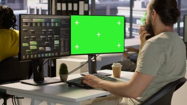 Bilgisayar bilimcisi, karar verme süreçlerini otomatik hale getirmek için verileri işleyebilen makine öğrenme modelleri yaratmak için izole ekran bilgisayarı kullanıyor. Krom anahtar bilgisayarı kullanan bilişim uzmanı programlama, kamera A