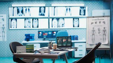 Modern tıbbi ekipman ve ilaçlarla dolu boş bir doktor ofisi, bir sonraki hasta muayenesi için hazır. Gelişmiş tanı, sağlık hizmetleri ve hasta bakımı yönetiminin altı çizili.