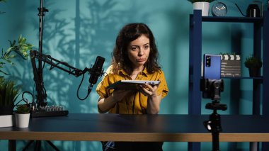 İnternet şovu sunucusu akıllı telefonu kullanıyordu. En iyi oyun dizüstü bilgisayarları hakkında içerik çekiyordu. İlgili izleyiciler için ortam yıldızı kayıt defteri aygıtı incelemesi, kamera B