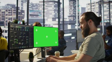 Adam yeşil ekran bilgisayarda makine öğrenme teknolojisiyle çalışıyor, yapay zeka geliştiriyor özerk sistemler geliştiriyor, kapatıyorlar. Ofiste bilişim uzmanı kamera B tarafından kullanılan bilgisayar görüntülerini yakınlaştır
