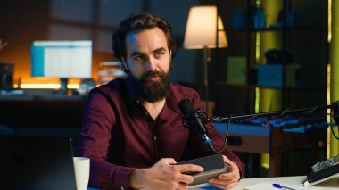 Çevrimiçi platform kanalı için Bluetooth taşınabilir hoparlörünün teknoloji değerlendirmesini yapan neşeli internet yıldızı, kapat. Neşeli Etkilenen Müzik Cihazı 'nı izleyicilerine sunar, Kamera A