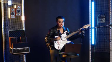 Prova sırasında stüdyoda şarkı söyleyen sert heavy metal sanatçısı antrenmanlarda performans hazırlıyor. Kadın müzisyen vokal eğitimine odaklanıyor, müzikal yeteneğine. Kamera B.