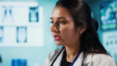 Doktor, muayene sırasında oksimetre kullanarak oksijen doygunluğunu ve nabız oranını ölçüyor. Hastasına modern tıbbi ekipmanlarla danışıyor. Hayati belirtiler ölçülüyor. Kamera A.