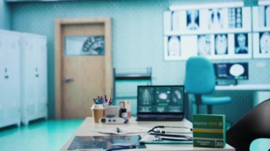 Hasta bakımı ve tedavisi için tasarlanmış modern tıbbi ekipmanlarla dolu geniş ve boş bir sağlık ofisi. Muayenelerin önemini steteskopla vurgulamak.