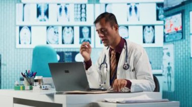 Stresli doktor, gece geç saatlere kadar baskı altında çalışarak tehlikeli bir hastalığa, sağlık hizmetlerine çare bulmaya çalışıyor. Hastanede anksiyetesi olan çok çalışan mutsuz bir doktor. Kamera A.