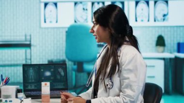 Hintli doktor ve hasta cilt bakımı sırasında cilt bakım ürünlerini tartışıyor, genç bir adama güneş kremi sunan bir kadın. SPF nemlendirici losyon önerisi. Kamera A.