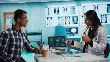 Hintli pratisyen hekim ve hasta tarama için teşhis araçları ve x-ray metin sonuçları ile tıbbi danışmanlık yaparlar. Sağlık hizmetleri uygulamaları ve araştırmaları gösteriliyor. Kamera B.