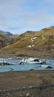 Avrupa 'daki büyük İzlanda buzulu kütlesi, iklim değişikliği nedeniyle İzlanda' da eriyen vatnajokull buzulu. Şeffaf yapısı olan muazzam bir buzdağı, Kuzey manzarasında donmuş buzullar..