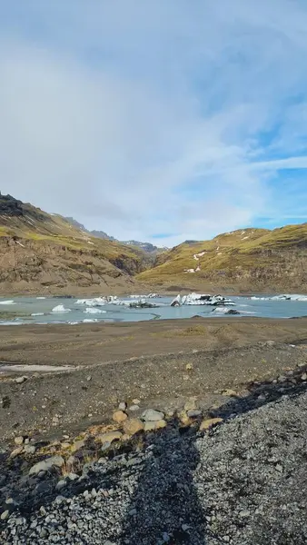 Kuzey bölgesindeki İzlanda vatnajokull buzul kütlesi çatlak desenli buzdağlarının erimesi. Dondurucu soğuk kayalar ve bloklar, dondurucu kış manzarası.