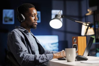 Afrikalı Amerikalı bir adam çevrimiçi öz eğitim kursuna katılıyor, ticari faaliyetleri yönetmeyi öğreniyor. Webinar 'a evde katılan yönetici öğrenci, serbest çalışan kişi..