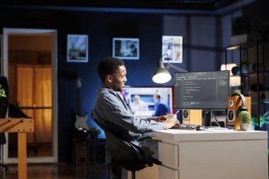 Sistem yöneticisi bulut hesaplaması için IT betiği kodluyor, bilgisayar dili ile yazılım geliştirme üzerinde çalışıyor. html terminal penceresinde ikili kod yazan teknisyen uzmanı.