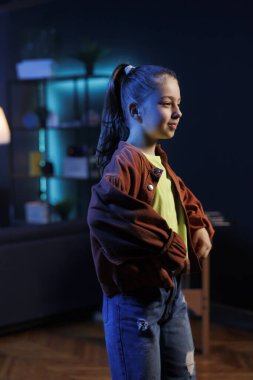 Coşkulu gençler dans videolarını çevrimiçi izleyicileri için dairede kaydediyor. Tatlı çocuk sosyal medyada coşkuyla dans hareketleri sergiliyor, trend mücadelesine katılıyor